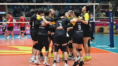 的交锋中展 的交锋中展